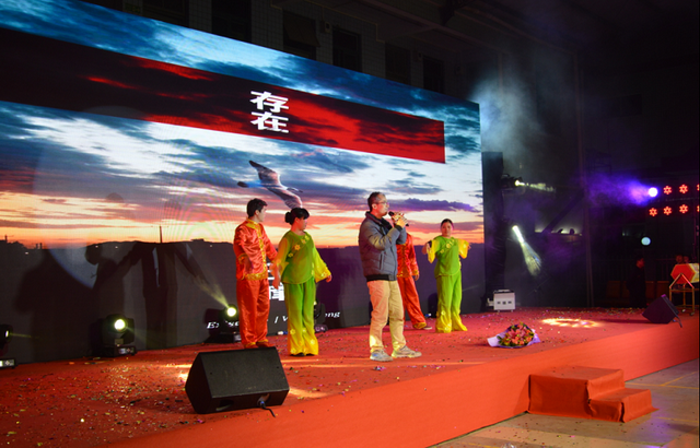 培训会主持人开场白_公司年终总结会开场主持词_会销开场主持词